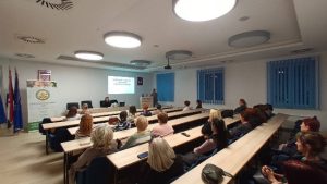 Održana edukacija o naknadama i uslugama u sustavu socijalne skrbi za volontere i djelatnike udruge Dar dobrote