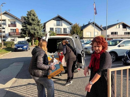 Dani kruha u znaku zajedništva i dobrote Osnovnoškolci razveselili korisnike Socke