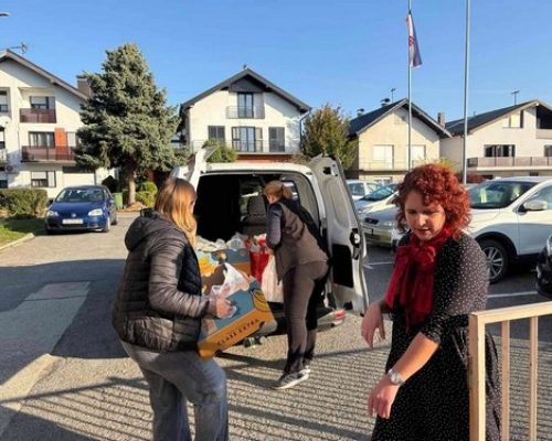 Dani kruha u znaku zajedništva i dobrote Osnovnoškolci razveselili korisnike Socke
