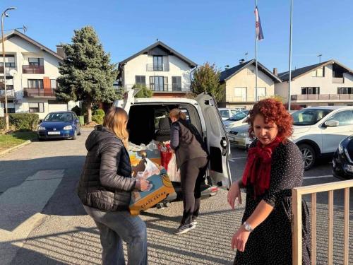 Dani kruha u znaku zajedništva i dobrote Osnovnoškolci razveselili korisnike Socke