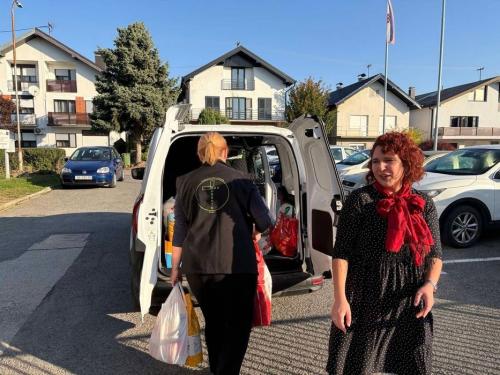 Dani kruha u znaku zajedništva i dobrote Osnovnoškolci razveselili korisnike Socke